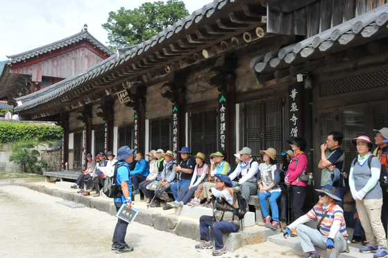 임세웅 문화관광해설사가 전남 구례의 화엄사에서 관광객들 앞에서 화엄사의 역사에 대해 설명하고 있다. 사진=임세웅씨 제공