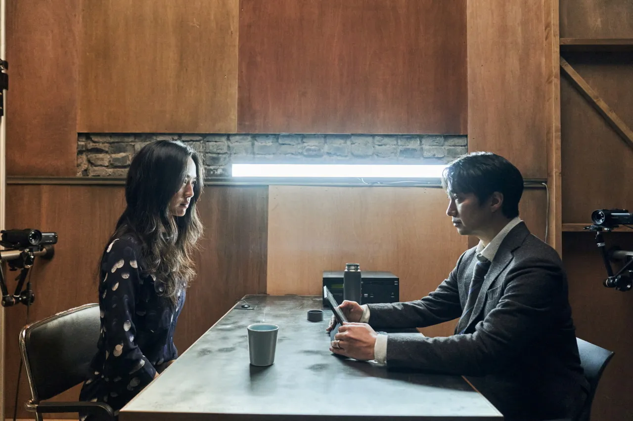 영화 헤어질 결심 취조실에서 마주한 해준과 서래