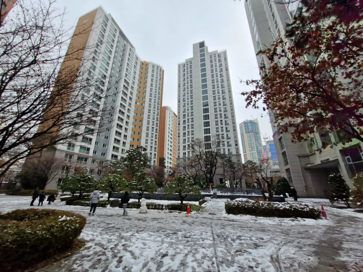 아파트-앞-놀이터에서-아이들이-눈사람-만들며-뛰어다니고-있는-모습