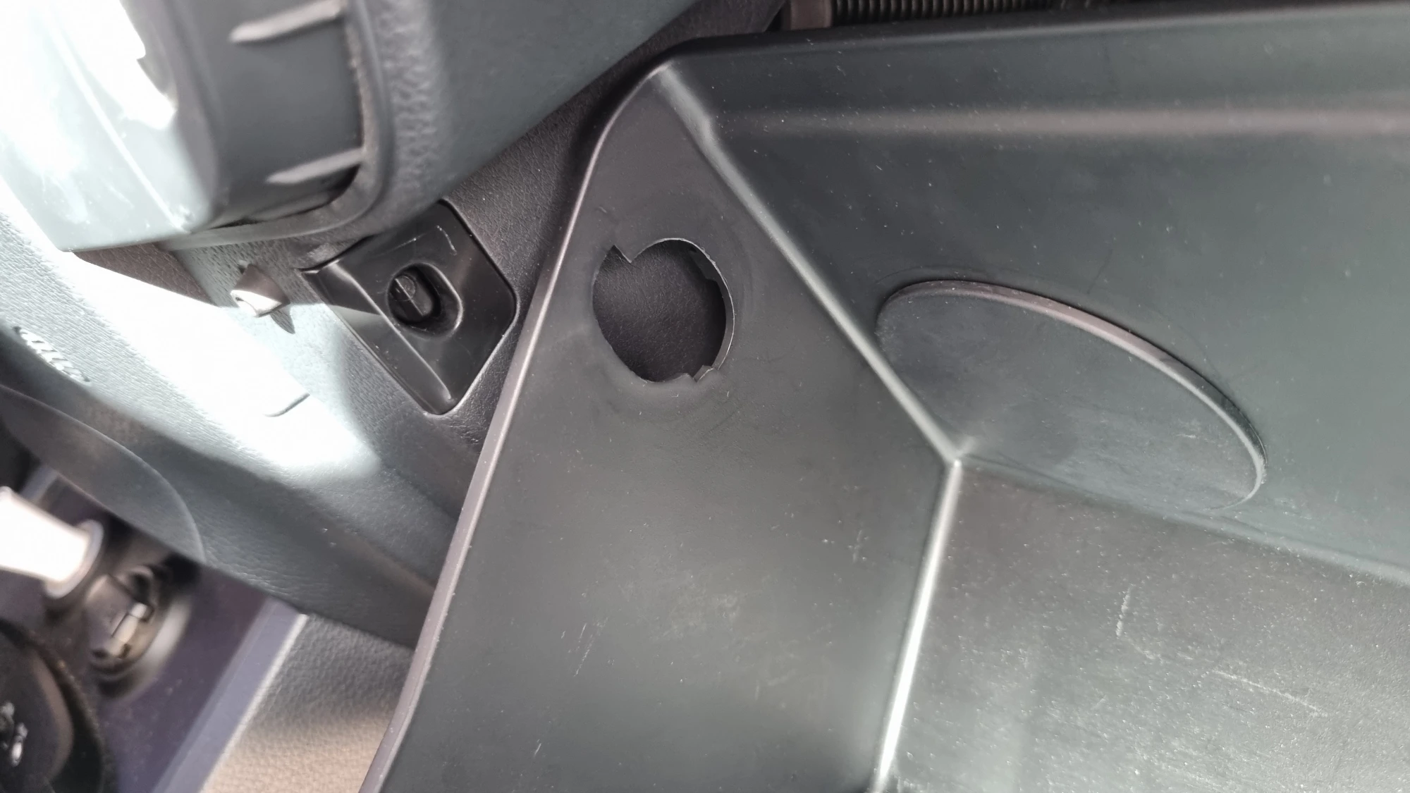 글로브박스 부품 뺀 모습