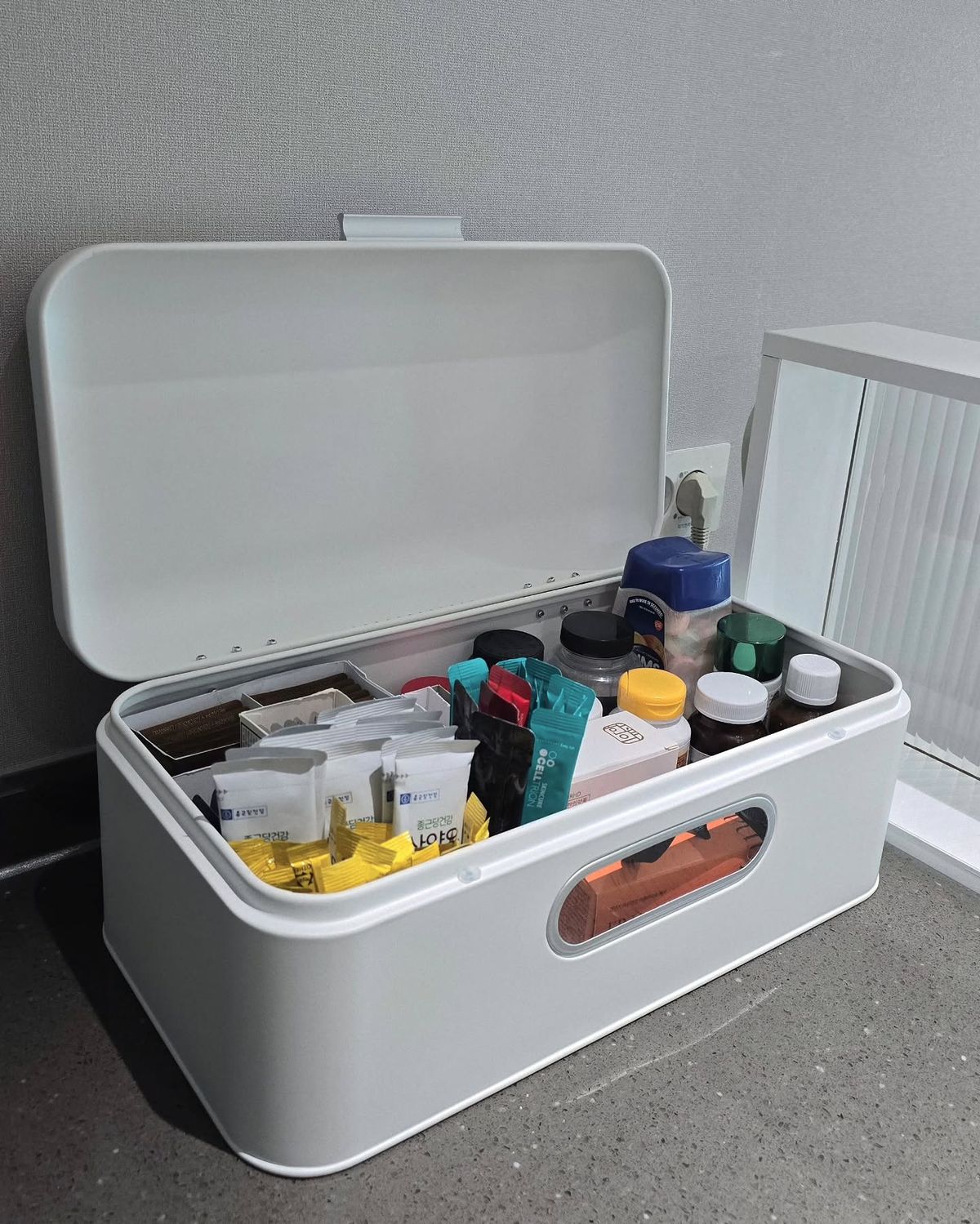 다양한 영양제가 있는 약수납함