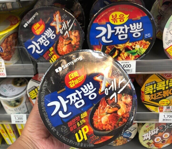 간짬뽕 엑스가 진열되어 있는 모습