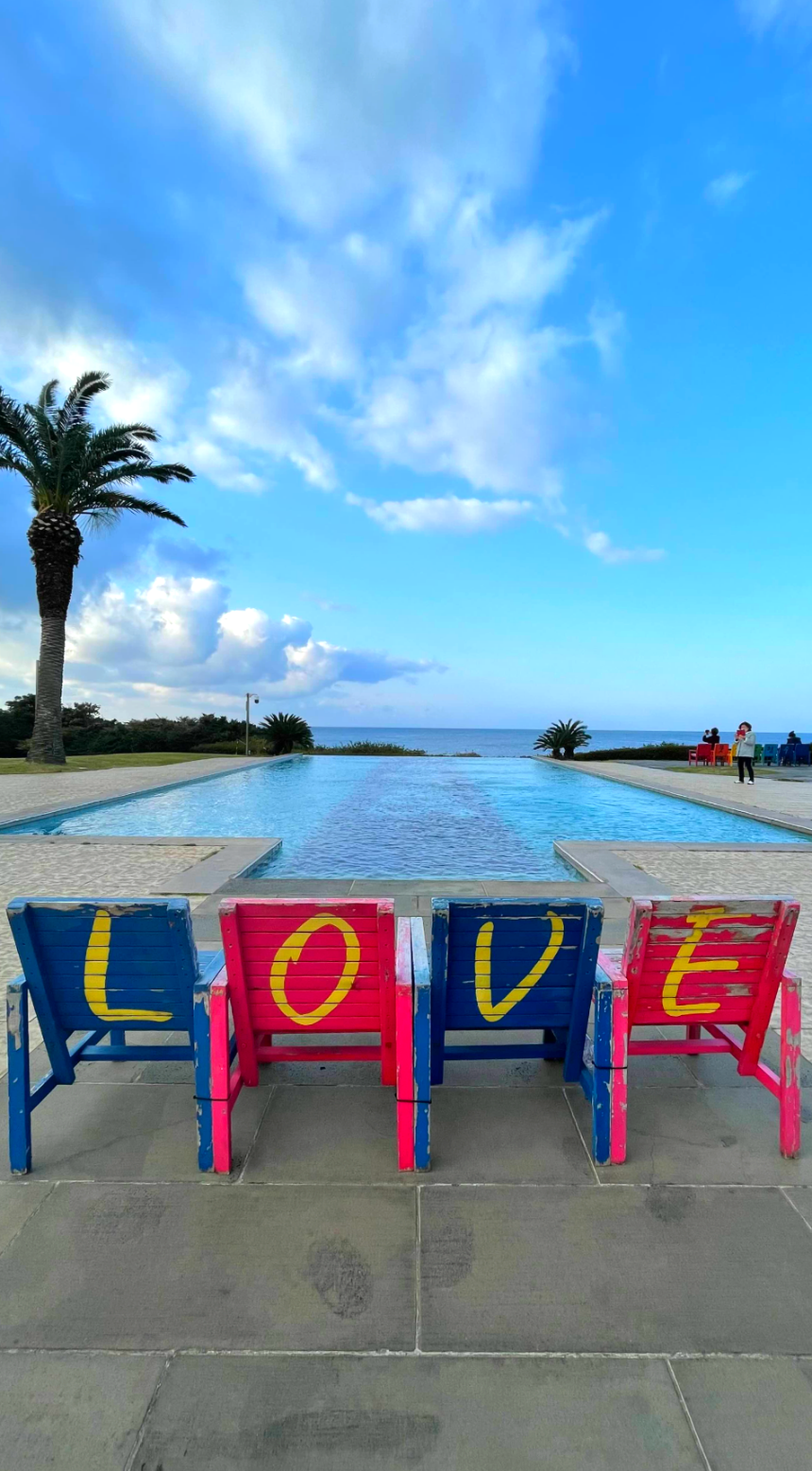 소노캄 제주 리조트 야외 인피니티 풀과 의자