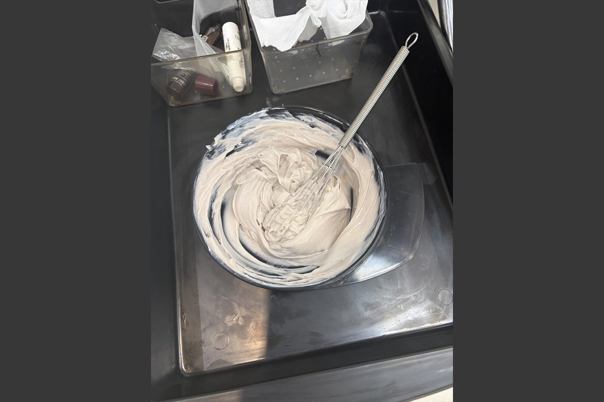 셀프 뿌리염색 셀프 뿌리염색 염색약 섞은 볼과 거품기