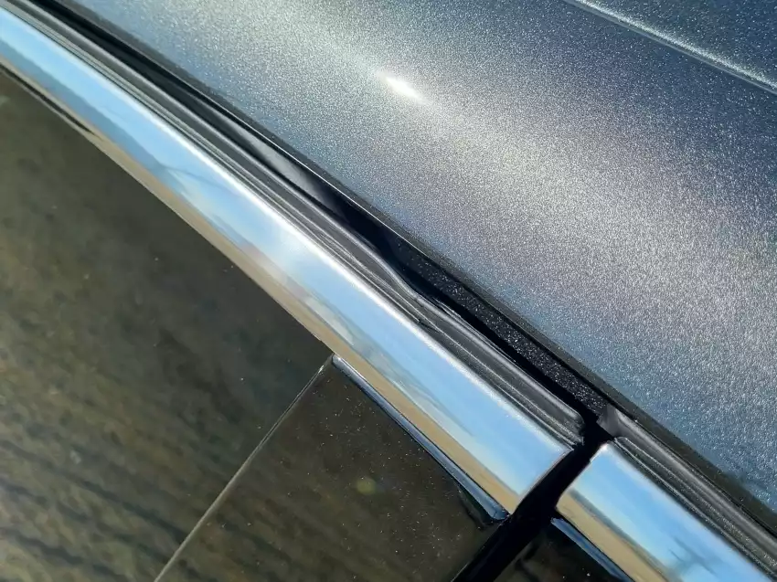 이용한 G80의 운전석 고무 몰딩 상태가 이상했습니다.