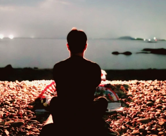 진명암 선생님 바다에서 기도하는 뒷모습