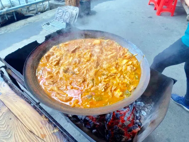 참나무 장작불의 거대한 불꽃으로 끓여낸 가마솥 솥뚜껑 닭볶음탕 가평 이영자 맛집 식당 방송 업체 가게 정보
