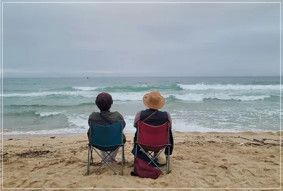 바다-의자에 앉은 사람