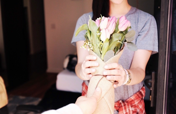 꽃다발을 건네는 모습