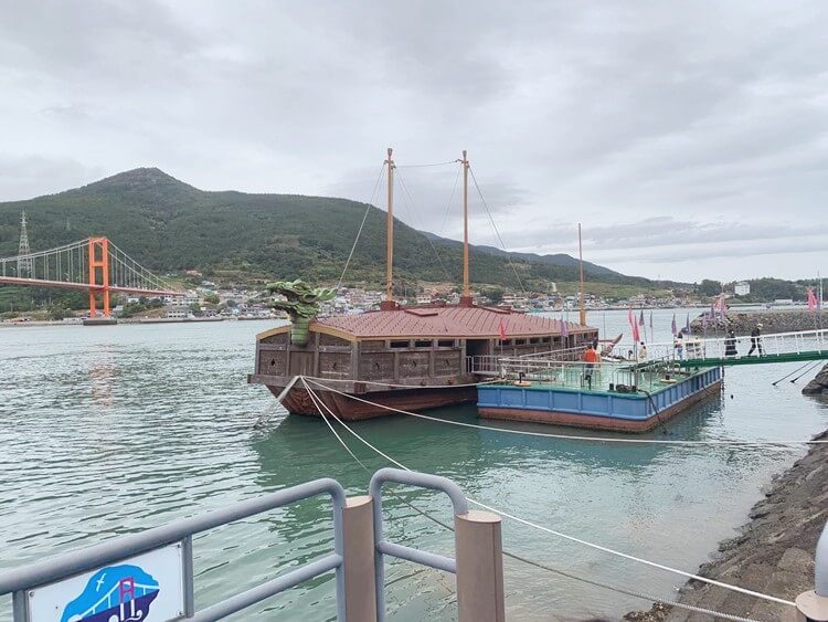 남해대교 앞 거북선전시관