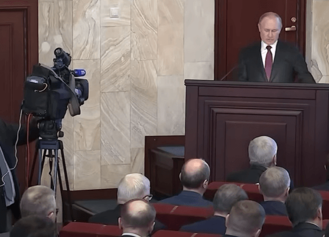 연설 중인 푸틴