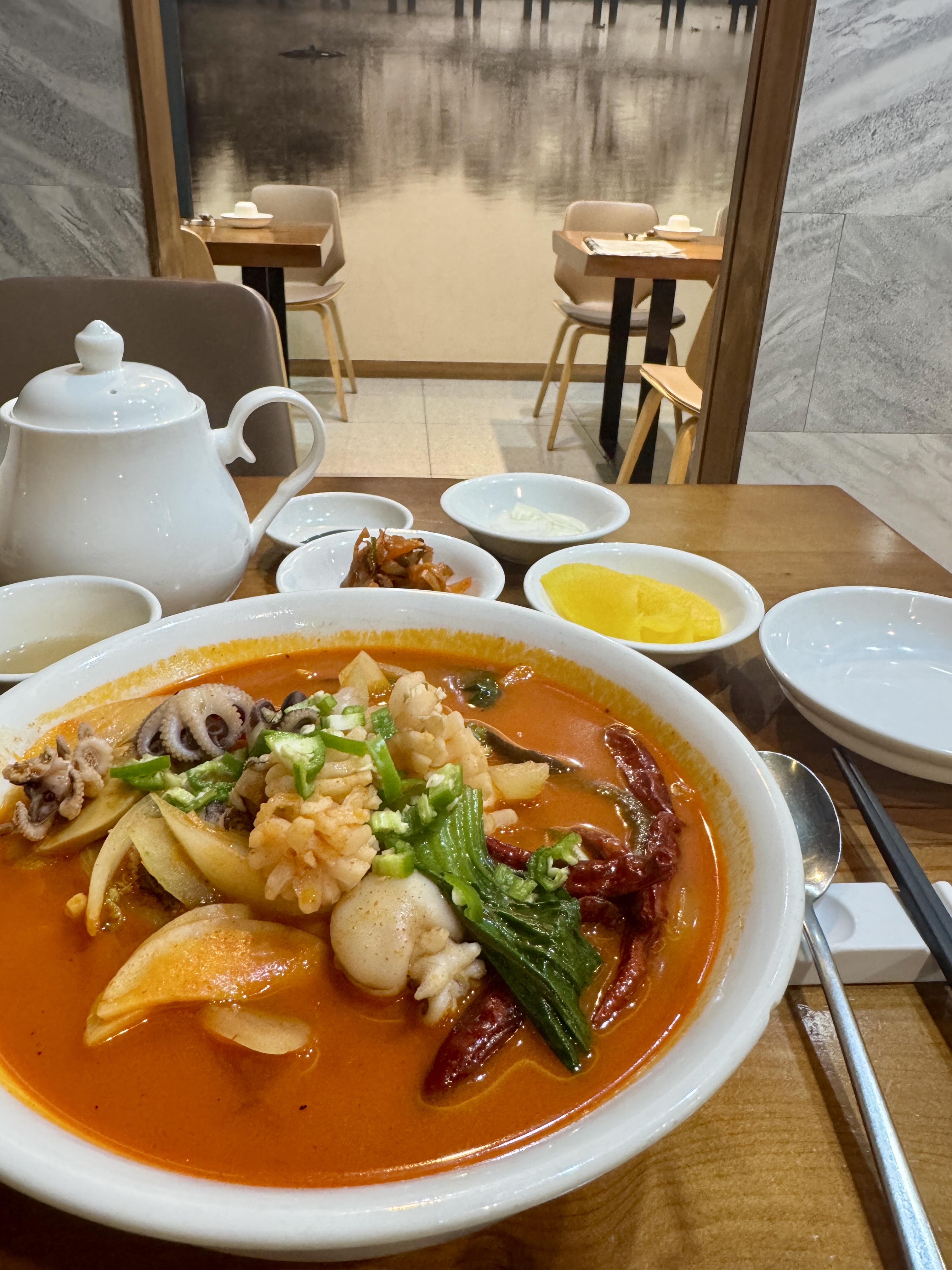 용인 신봉동 가잔니 고추짬뽕 &ndash; 맑고 붉은 국물과 해물 토핑이 올라간 짬뽕 비주얼