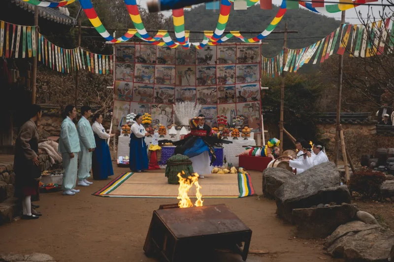 무당이 굿을 하고 있는 넷플릭스 드라마 선산 주요 장면