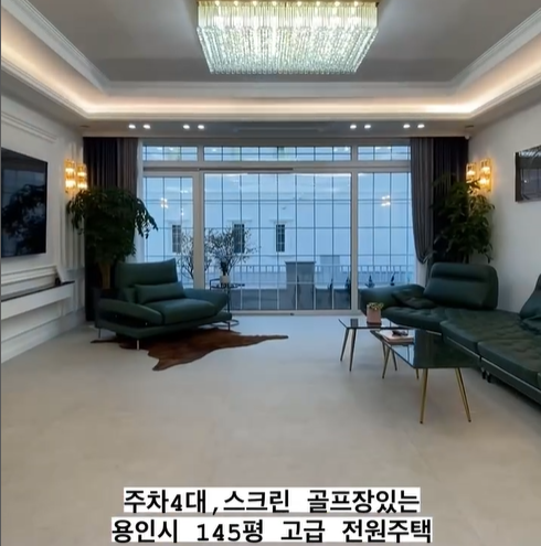 넓은 공간의 거실 공간