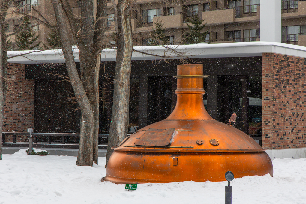 맥주박물과_마당에_거대한_증류기가_전시되어_있습니다.