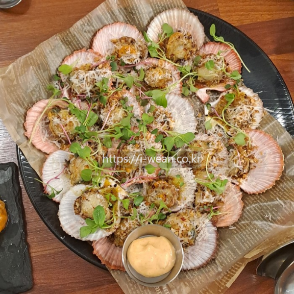 가리비버터구이가 준비되어 있습니다.