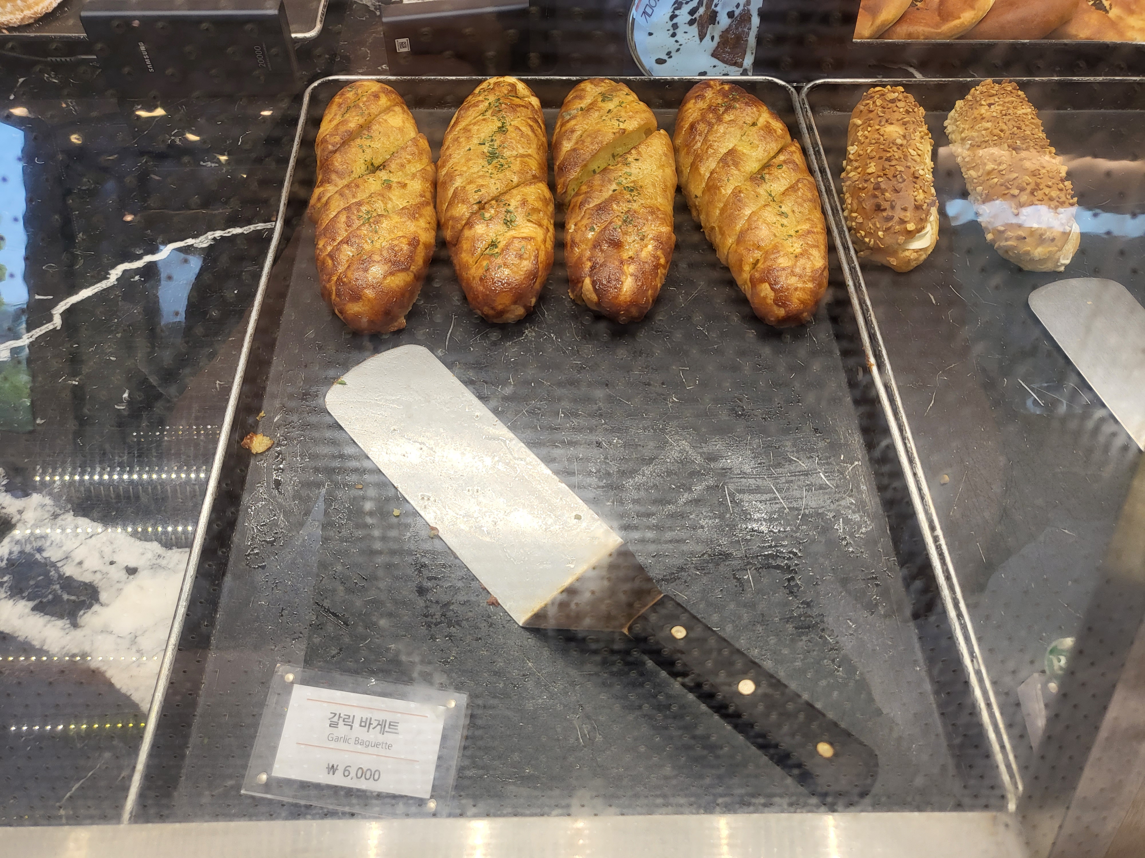 지금이곳 - 빵진열4