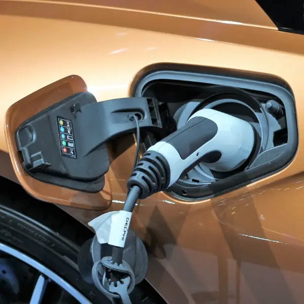 충전중인-갈색-하이브리드-자동차