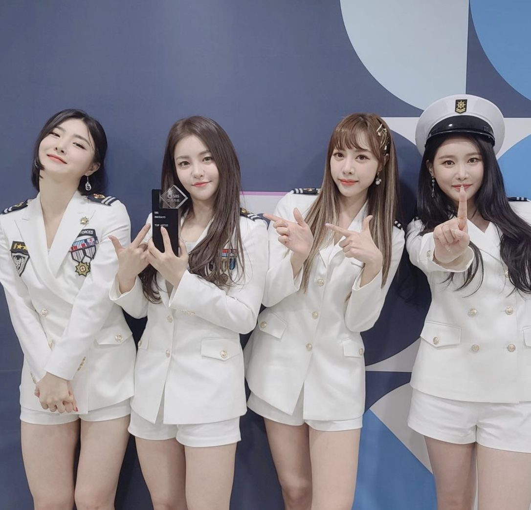 브레이브걸스 음악방송1위 트로피를 들고있는 모습