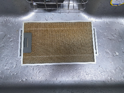 기름 찌든 때로 얼룩진 후드 필터