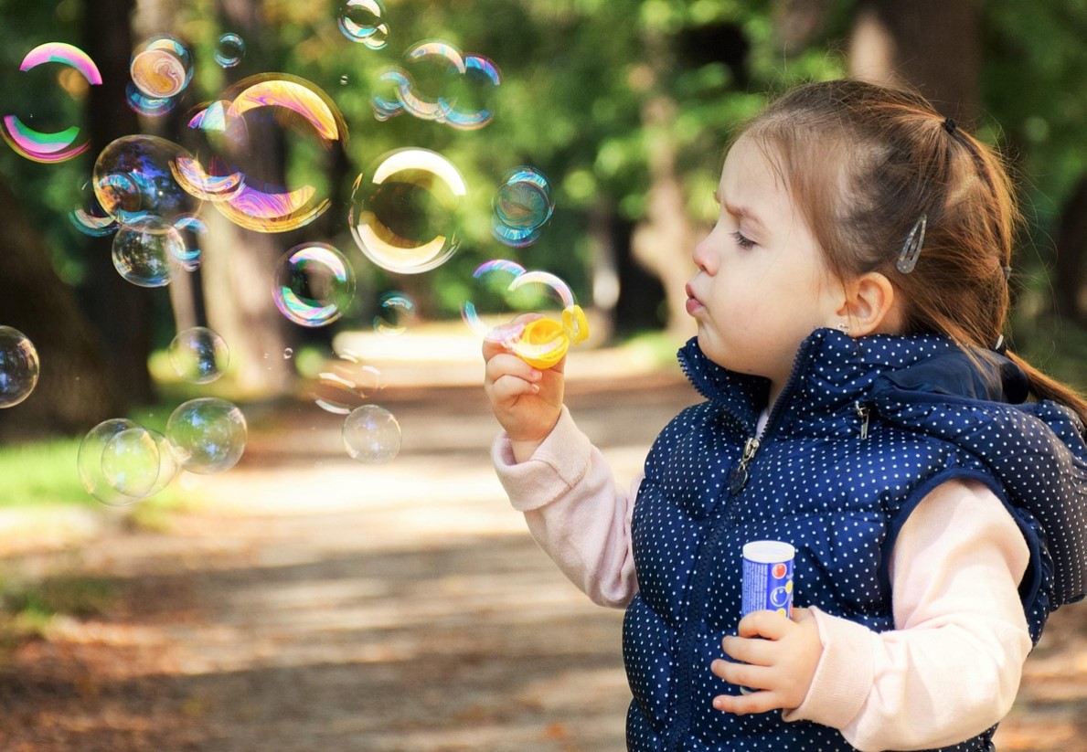 비누방울 날리는 아이모습