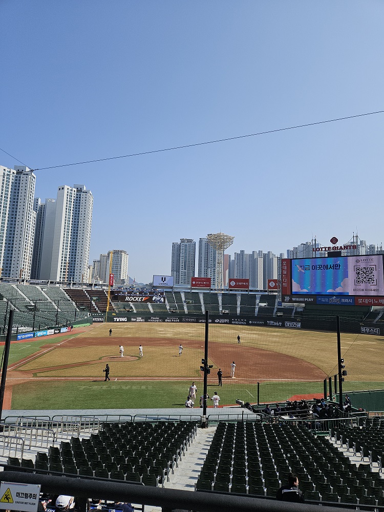 봄철 프로야구 시범경기가 열리는 부산 사직야구장 전경과 롯데 자이언츠 전광판 로고