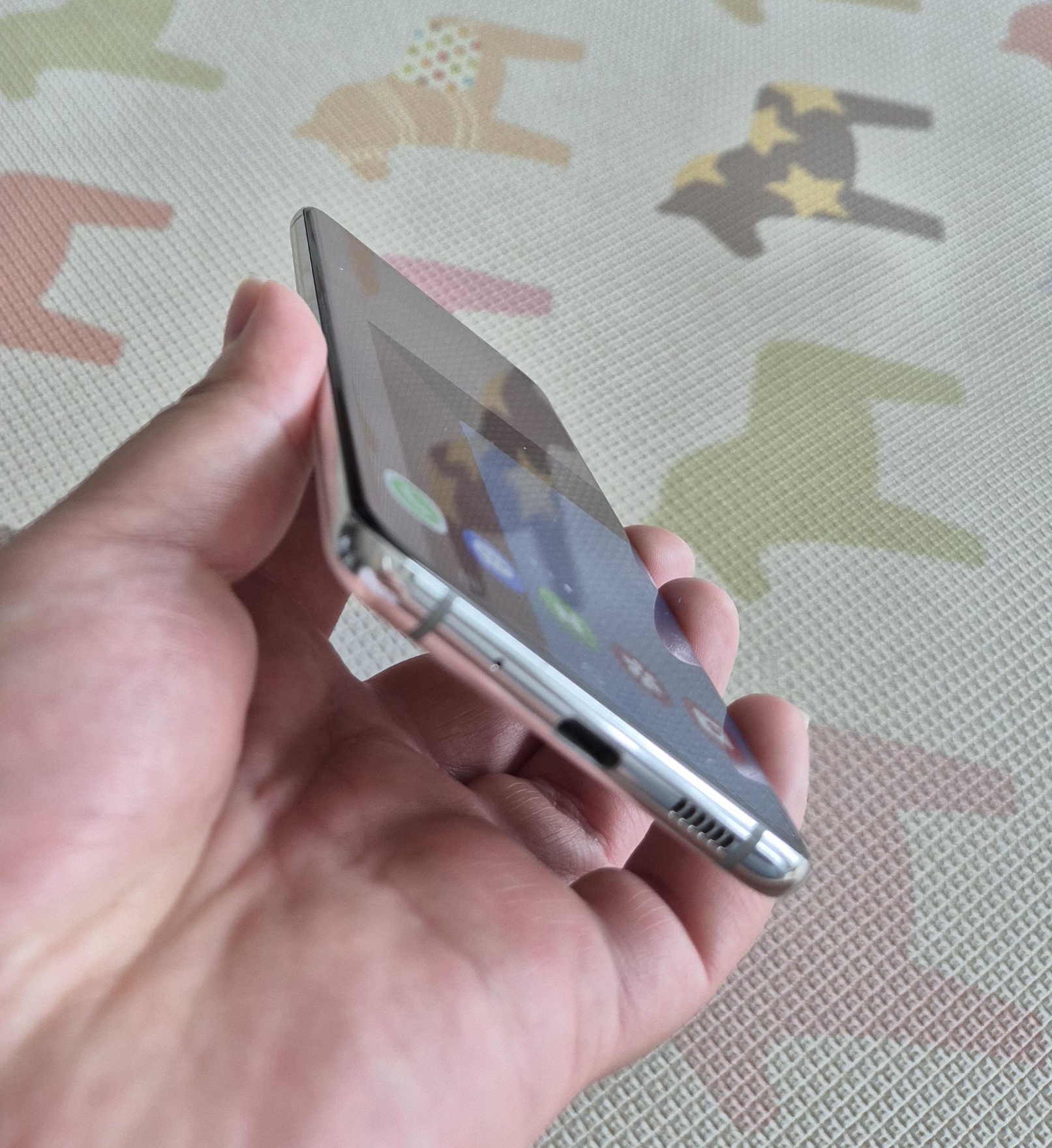 갤럭시 퀀텀2 엣지 디스플레이