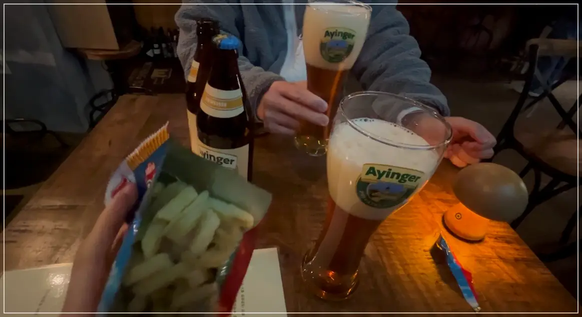 장위동-나씽벗-맥주-마시며-과자-먹는-모습