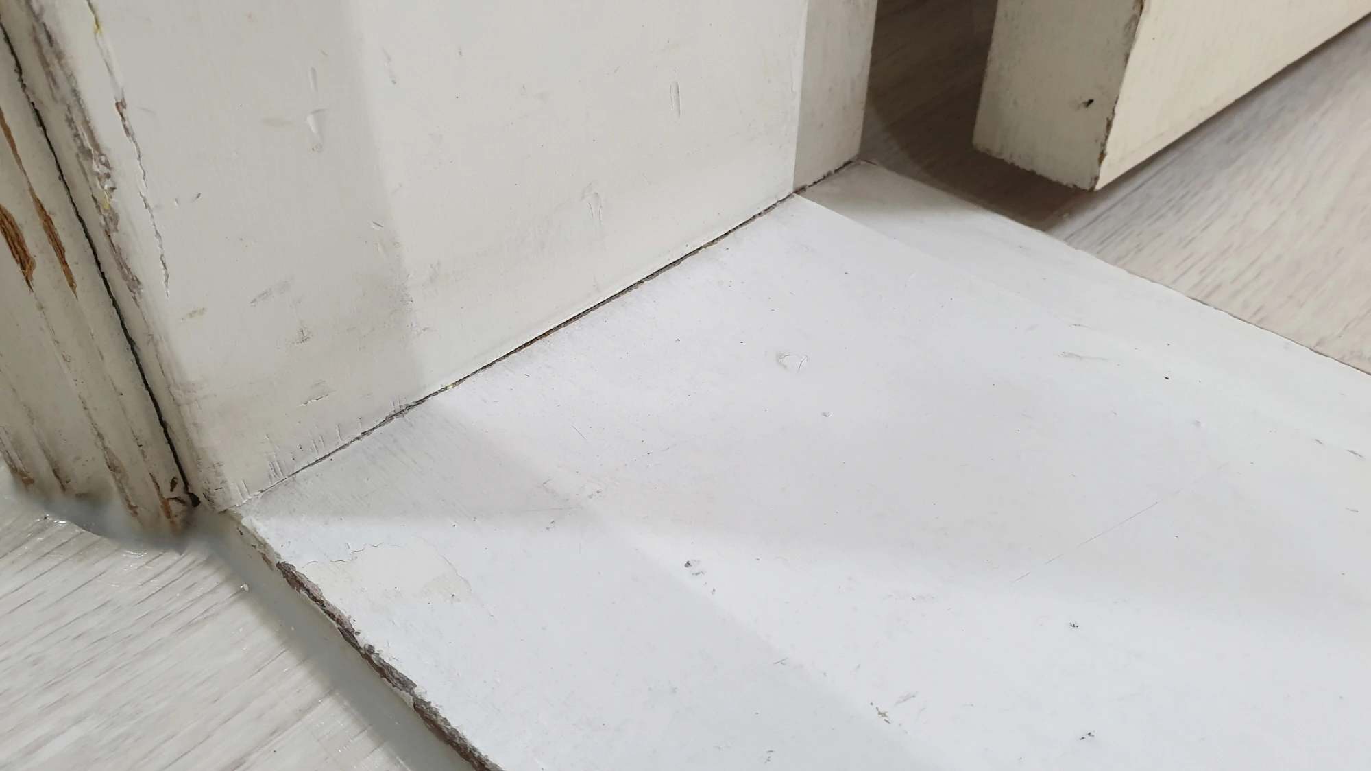 문지방 모서리 손질 모습