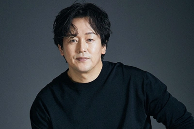 검은 옷을 입고 있는 드라마 소년시대에서 박상교를 연기하는 배우 김정태