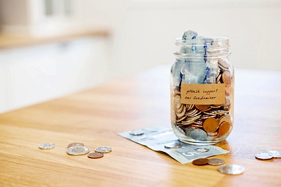 책상-위-지폐-동전