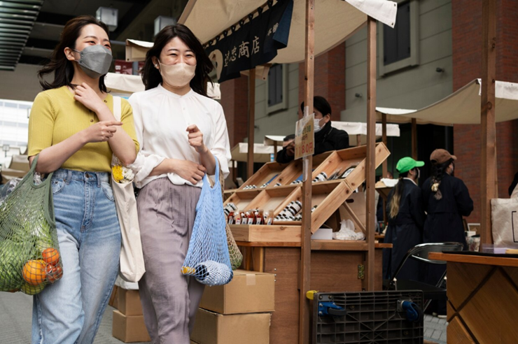 시장을 보고있는 여성