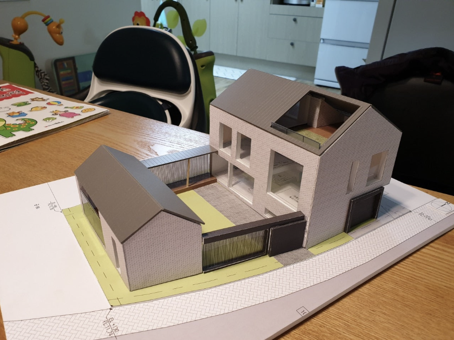 건축가와 주택모형을 만들어서 서로 상의하는 모습