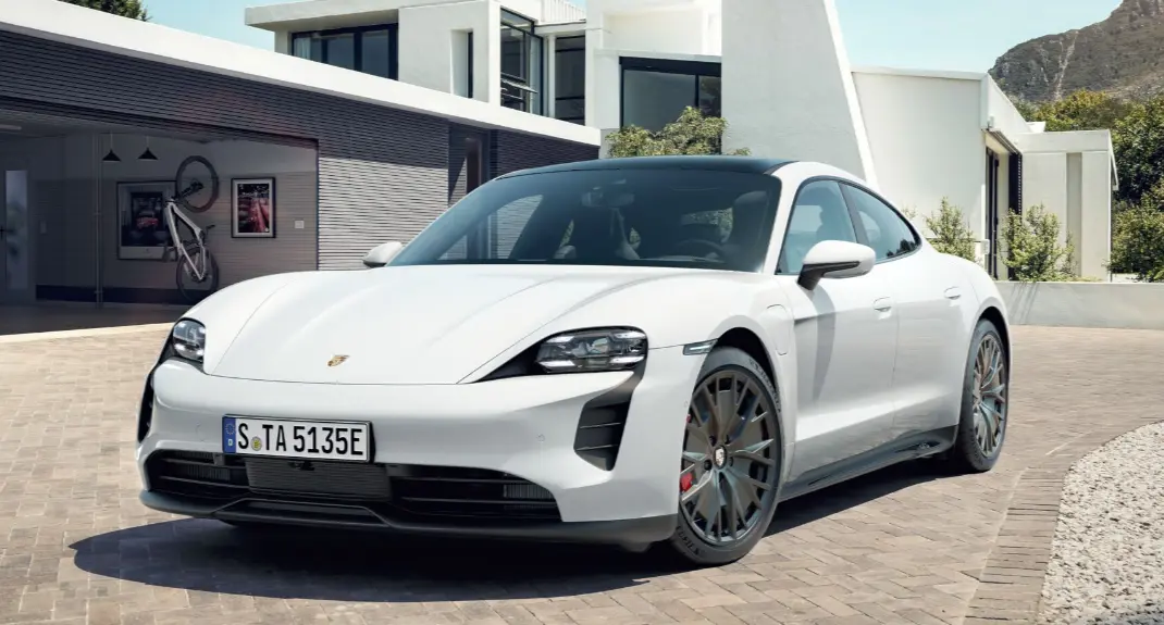 차고-앞에-주차-중인-흰색-2024-포르쉐-타이칸-GTS-차량-사진