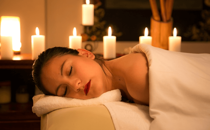 엎드려서 마사지를 받고 있는 여자