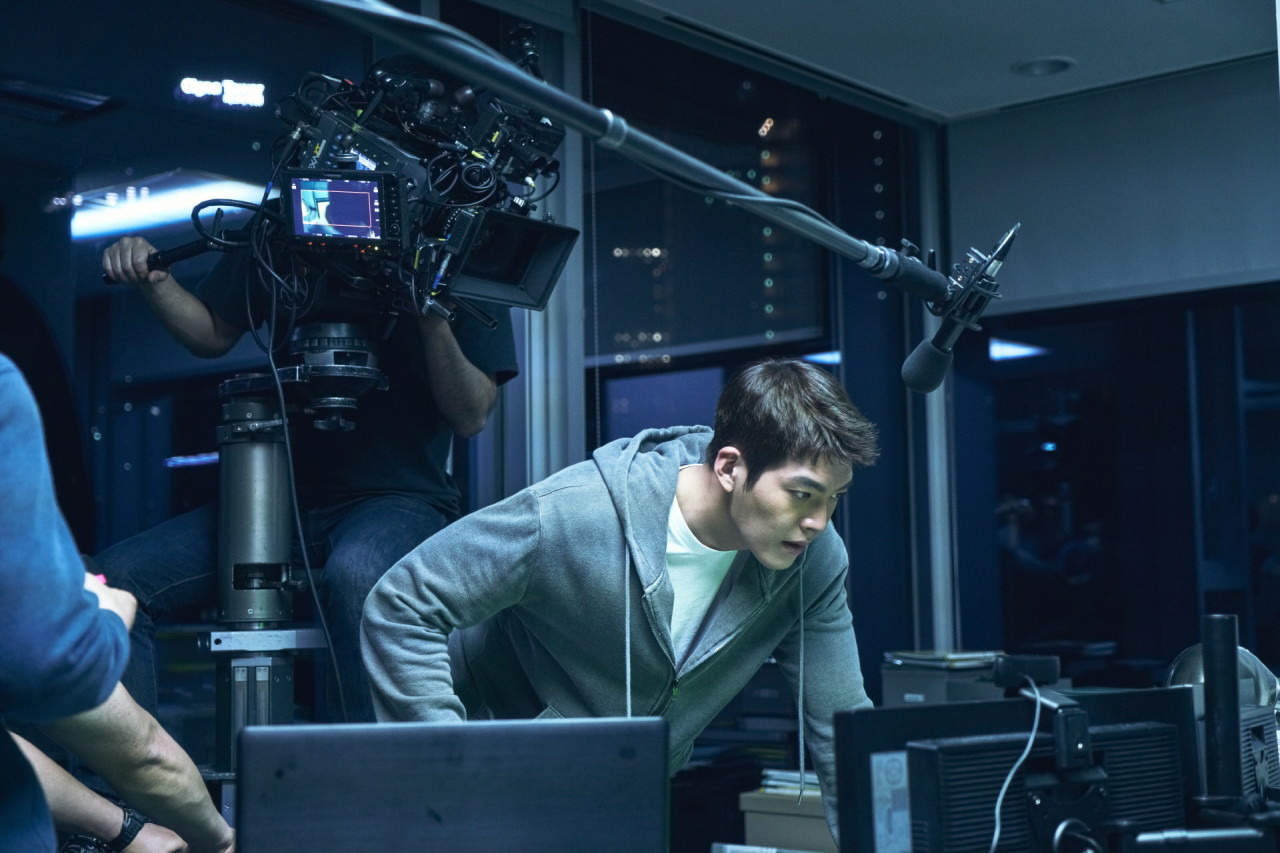 사기의 기술, 믿음의 붕괴, 진실 추적의 미학을 담은 영화 '마스터'