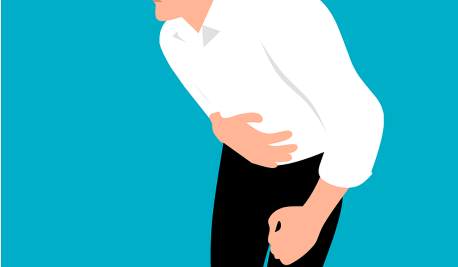 복통으로 배에 손을 올리고 허리를 숙이면서 고통을 호소하는 남자