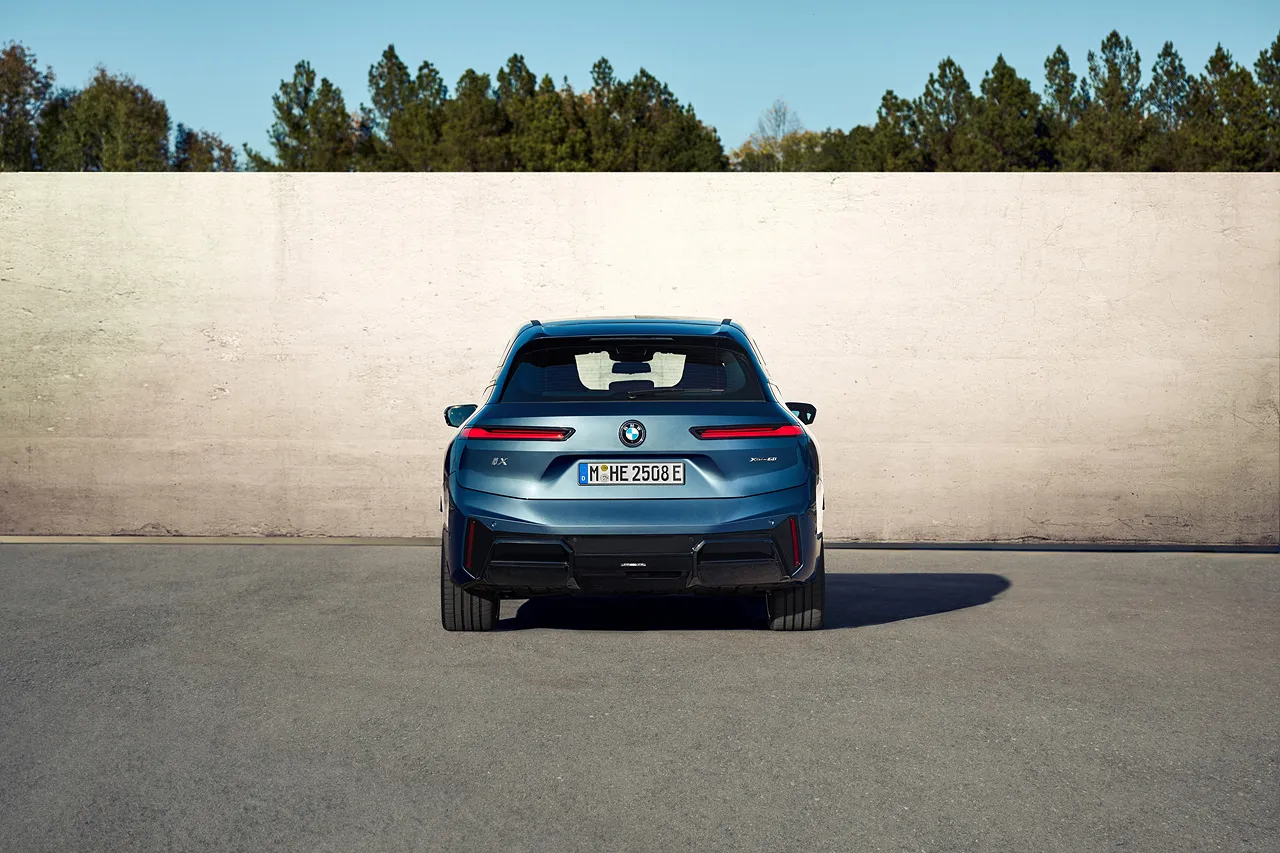 BMW iX 자동차 이미지