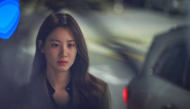 생각하는 수현의 모습