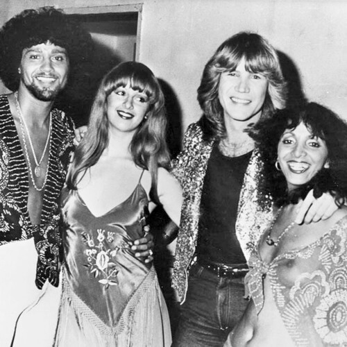 산타 에스메랄다(Santa Esmeralda)의 라틴 & 디스코 풍의 복장