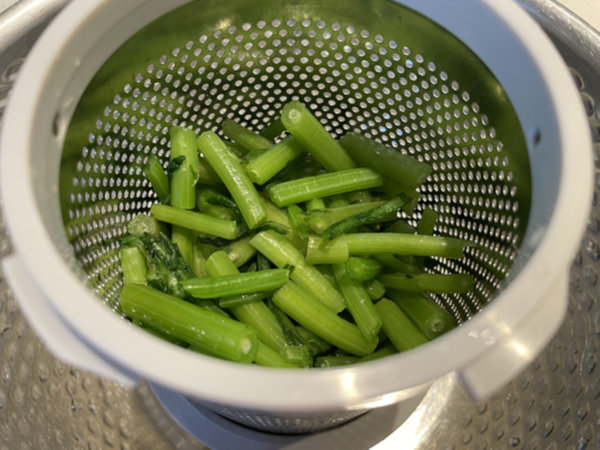 쑥갓 두부무침 - 짤순이에 데쳐서 자른 쑥갓 넣고 물기 완전 제거
