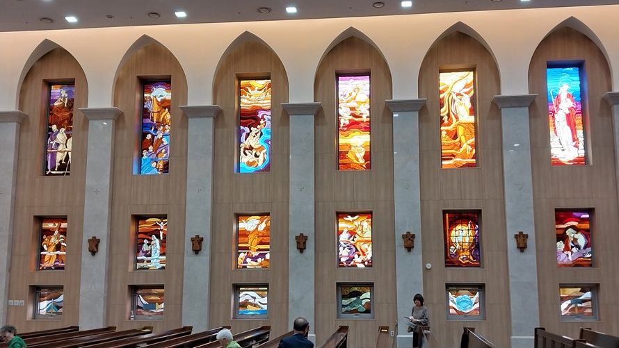 구파발성당 스테인드글라스, 십자가의 길 사진입니다.