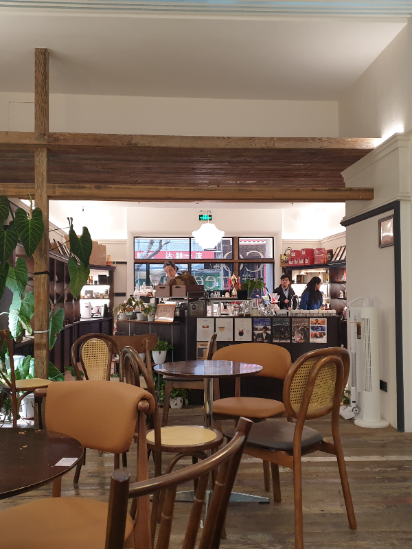 약간 복잡한 카운터. 다양한 커피 관련 도구들 덕분에 어지럽다.