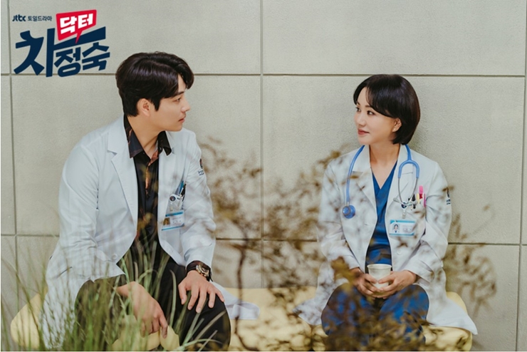 서로를 바라보고 있는 닥터 차정숙 민우혁&amp;#44; 엄정화 배우