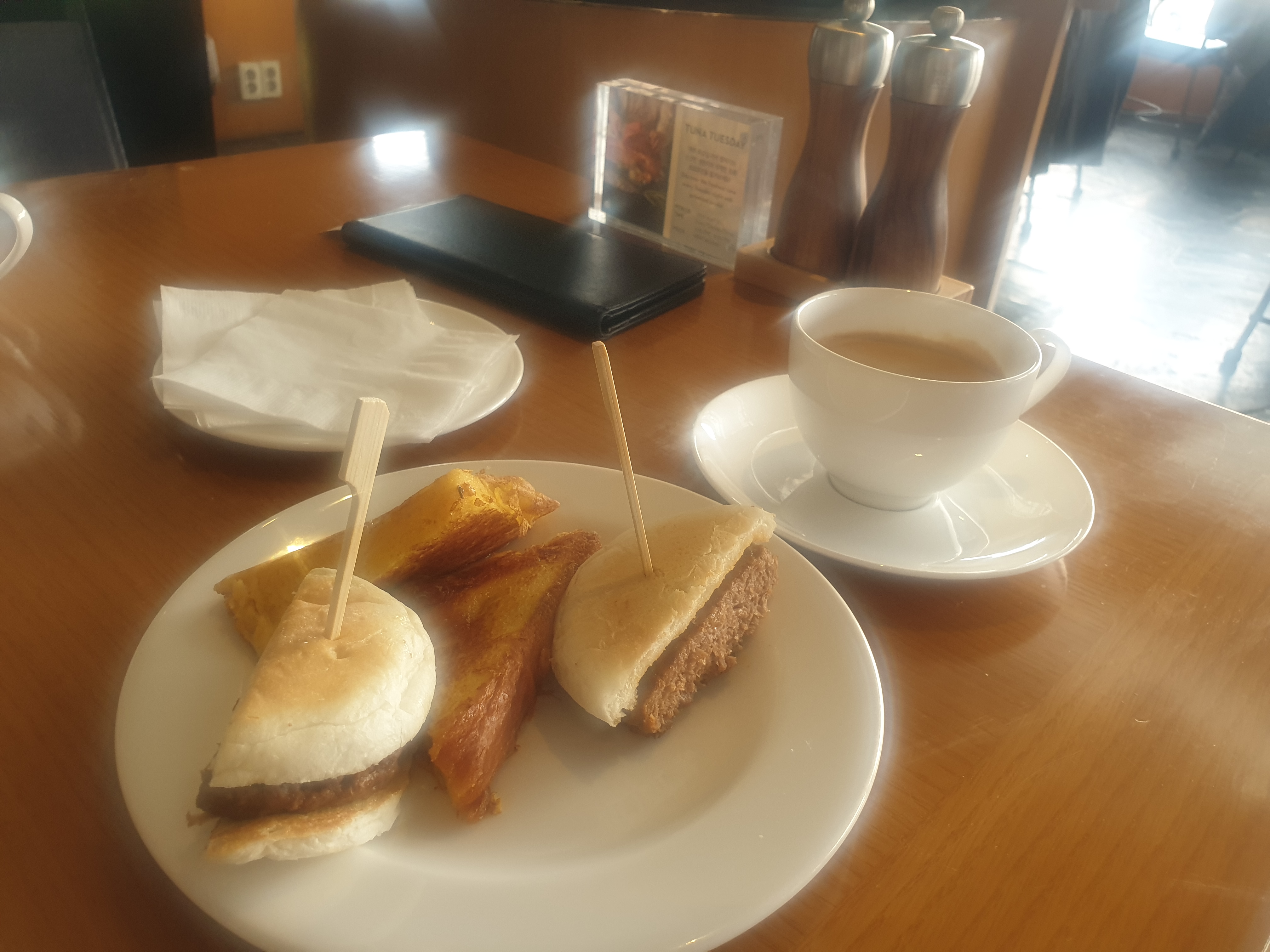 그랜드 하얏트 서울의 조식 뷔페에서 먹은 음식-미니햄버거, 커피