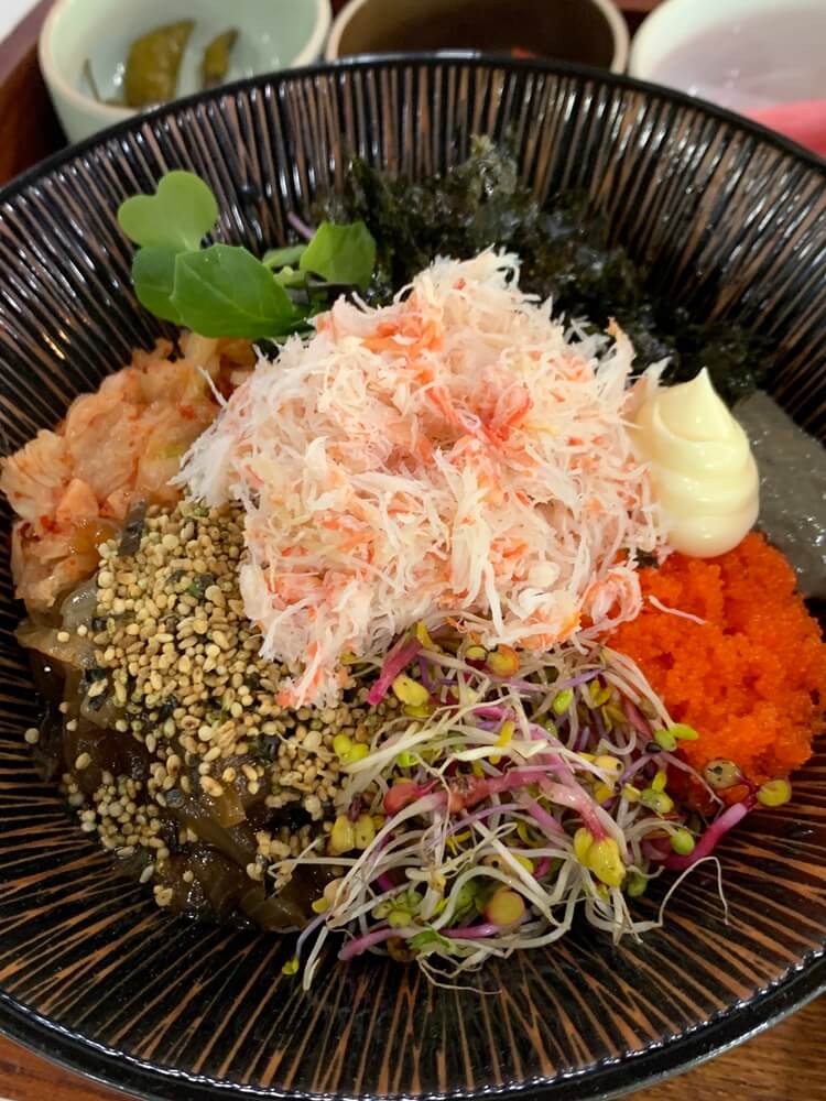 게살, 날치알 깨 등 듬뿍 들어가있는 재료들