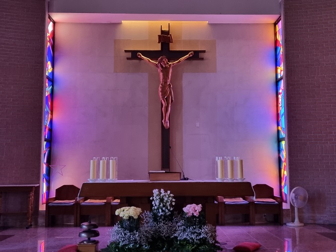 서울 장안동성당 제대, 제단, 십자고상, 양 옆 유리화 사진입니다.