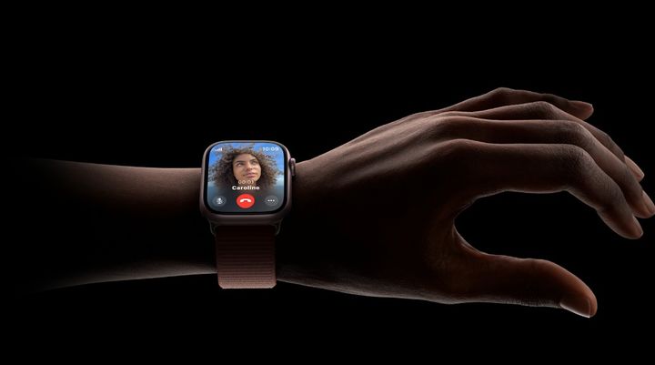 애플워치9은 더블 탭 제스처를 통해 디스플레이를 터치하지 않고 한 손으로도 제어할 수 있다. 앱의 주요 버튼을 제어하는데 더블 탭 동작을 사용해 전화 수신, 타이머 정지, 음악 재생 및 일시 정지, 다시 알림 등이 가능하다.