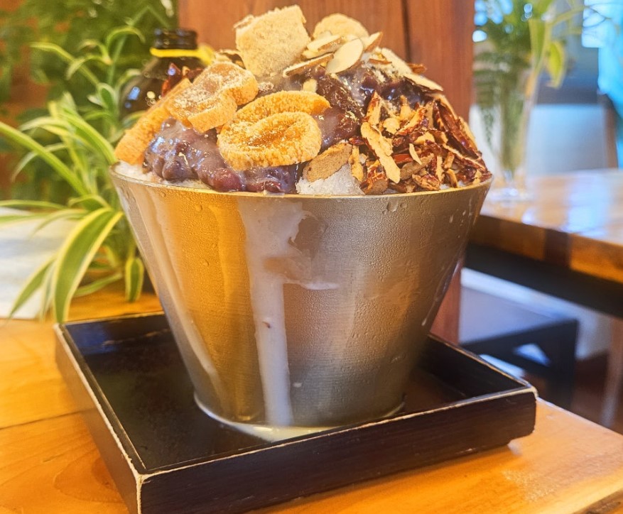 푸짐하고 아주 달지 않아 더 맛있는 대추 곶감 팥빙수