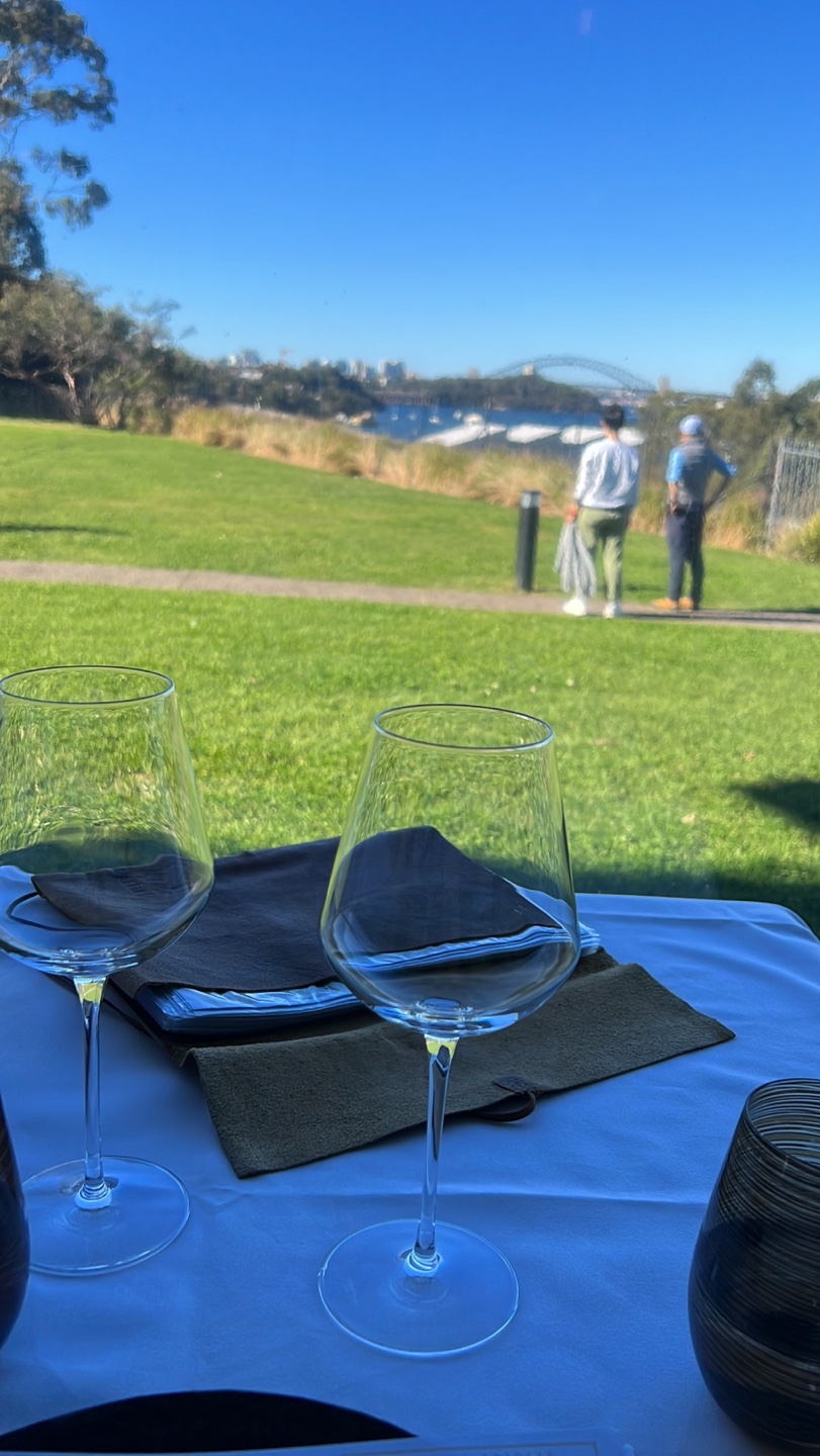 하버브릿지-보이는-와인잔